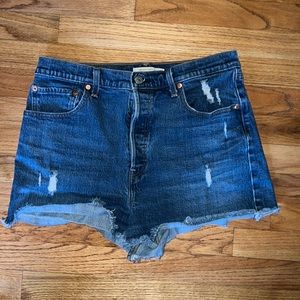 Women’s Levi’s rib cage front button up Jean shorts, size 32